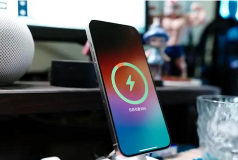 江汉石油管理局苹果15换屏服务分享用什么充电器给iPhone15充电更好 